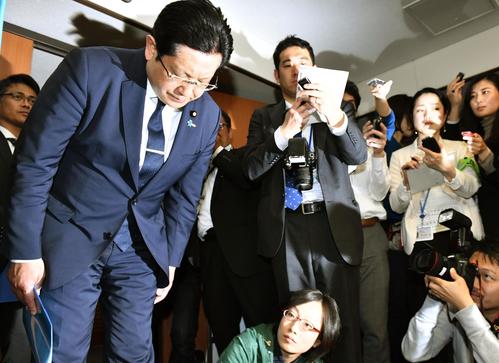 記者会見で謝罪する塚田一郎国交副大臣（共同）