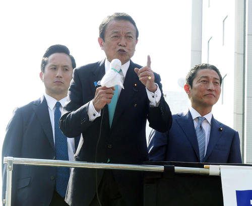 福岡県知事選の最終日、JR博多駅前で街頭演説する麻生太郎財務相