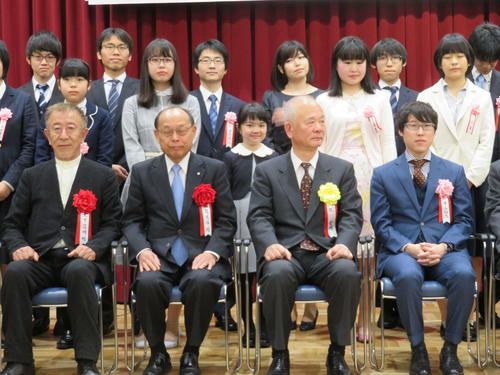 合同表彰式で大森らん初段（2列目左から2人目）と並んで記念撮影する仲邑菫初段（中央）（撮影・村上幸将）