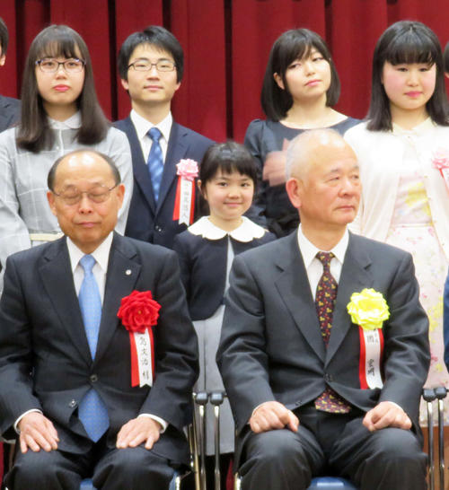 合同表彰式で大森らん初段(後列左)と並んで記念撮影する仲邑菫初段(同中央)(撮影・村上幸将)