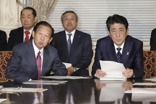 自民党役員会に臨む二階幹事長（手前左）と安倍首相（共同）