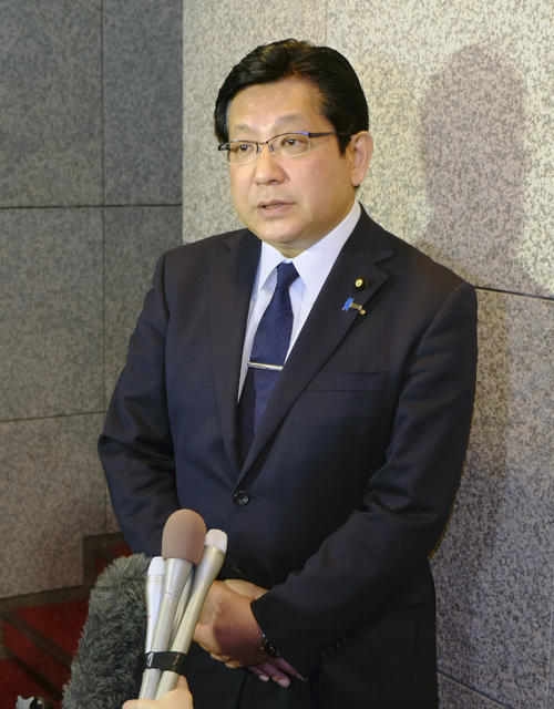 新潟市で取材に応じる塚田一郎元国土交通副大臣（共同）