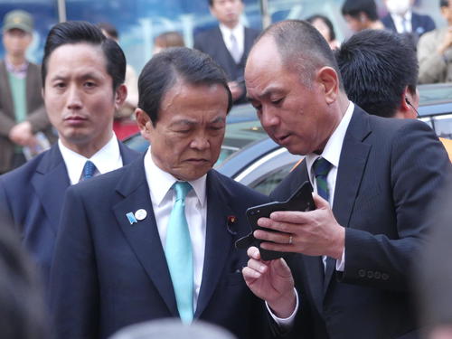 携帯電話の画面に見入る麻生太郎財務相(2019年4月6日撮影)