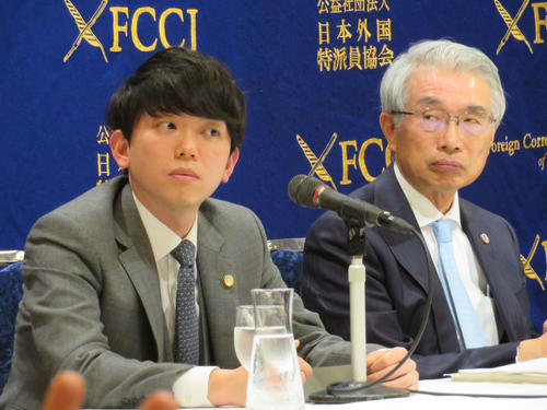 会見を開く小佐々奨弁護士（左）と弘中惇一郎弁護士（撮影・村上幸将）