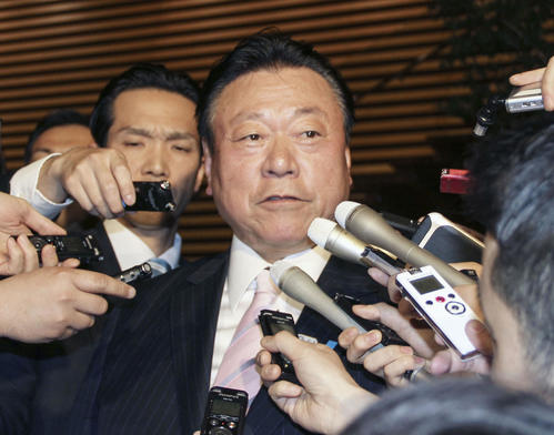 辞表提出後、取材に応じる桜田五輪相（共同）