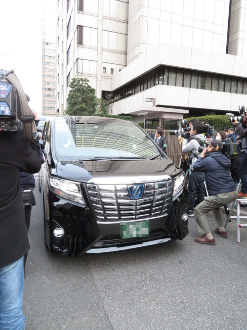 証人尋問を終えたカルロス・ゴーン容疑者のキャロル夫人を乗せたとみられる車（一部加工）（撮影・村上幸将）