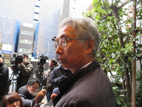 報道陣の囲み取材に応じる弘中惇一郎弁護士（撮影・村上幸将）