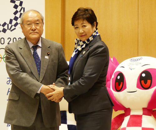 都庁で小池百合子都知事（右）と面会し、握手する鈴木俊一五輪相（撮影・中山知子）
