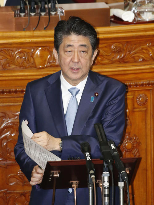 参院本会議で答弁する安倍首相（共同）