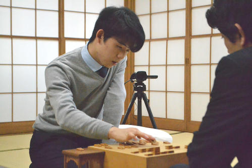 森内俊之九段（右）を下して新年度の初戦を白星で飾った藤井聡太七段