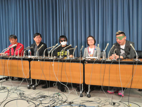 文部科学省で電気グルーヴの出荷停止、在庫回収、配信停止の撤回を求める署名活動に関する会見を開いた、左から宮台真司氏、巻上公一、かがりはるき氏、永田夏来氏、ダースレイダー（撮影・村上幸将）