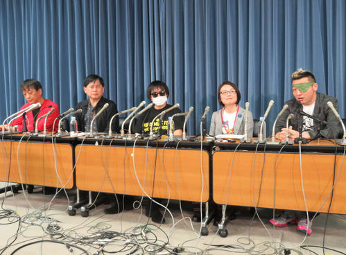 文部科学省で電気グルーヴの出荷停止、在庫回収、配信停止の撤回を求める署名活動に関する会見を開いた、左から宮台真司氏、巻上公一、かがりはるき氏、永田夏来氏、ダースレイダー（撮影・村上幸将）