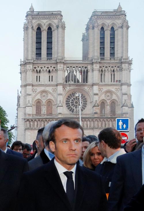 大規模な火災が発生したノートルダム寺院近くを訪れたフランスのマクロン大統領（ロイター＝共同）