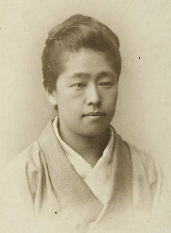 津田塾大が国立印刷局に提供した津田梅子の36歳ごろの肖像写真＝1901年ごろ撮影（津田塾大提供＝共同）
