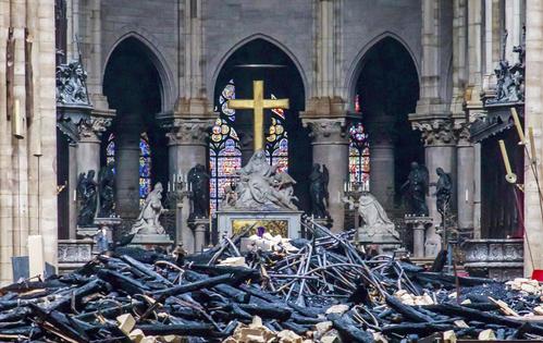 ノートルダム寺院の内部に積み上がったがれきの山（AP＝共同）