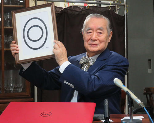 会見で新元号「令和」に関する新発明を発表したドクター中松氏（撮影・村上幸将）