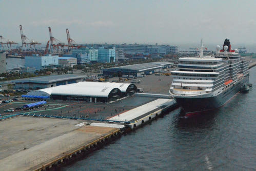 9年ぶりに復活した「スカイウォーク」から撮影した、豪華客船「クイーン・エリザベス」と運用を開始した大黒ふ頭客船ターミナル