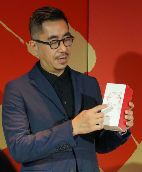 パッケージのデザインについて説明するヘンリー・ホー氏