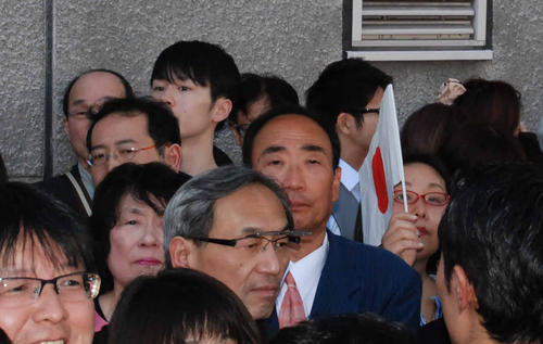 安倍首相の演説を聴く籠池泰典前理事長（右）と妻諄子氏（左）（撮影・松浦隆司）
