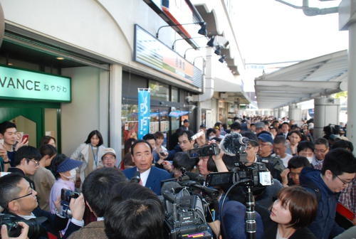 報道陣に囲まれる籠池泰典前理事長（撮影・松浦隆司）
