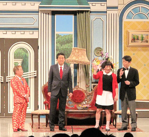 歴代首相では初めて、NGKの舞台に立ち、よしもと新喜劇にサプライズ出演した安倍晋三首相（左から2人目）（撮影・村上久美子）