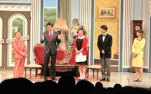 歴代首相では初めて、NGKの舞台に立ち、よしもと新喜劇にサプライズ出演した安倍晋三首相（左から2人目）（撮影・村上久美子）