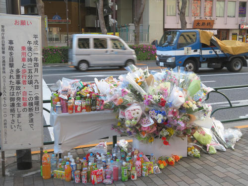 東京・池袋の事故現場付近に設置された献花台（撮影・村上幸将）