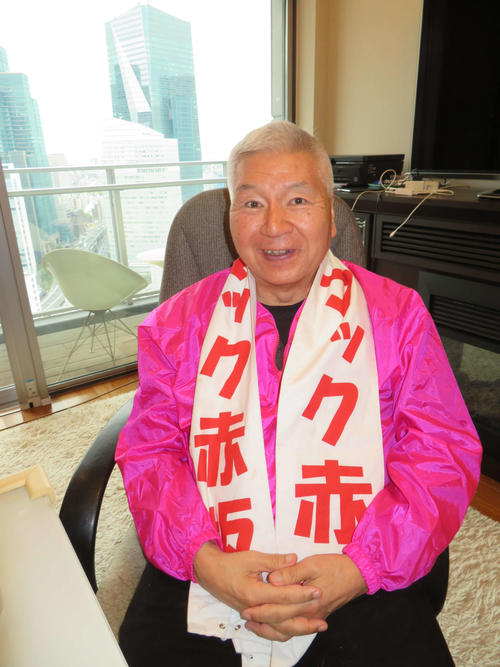 港区議会議員選挙で当確が出たマック赤坂氏（撮影・村上幸将）