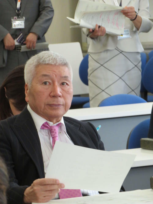 港区議会議員選挙で初当選し、当選証書付与式に出席したマック赤坂氏（撮影・村上幸将）