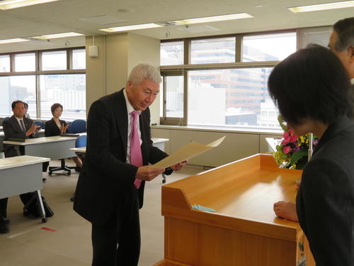 港区議会議員選挙で初当選し、手にした当選証書を感慨深げに見詰めるマック赤坂氏（撮影・村上幸将）