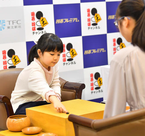 最年少対局となる公式デビュー戦で大森らん初段と対局する10歳1カ月の仲邑菫初段は一手目を打つ（撮影・上田博志）