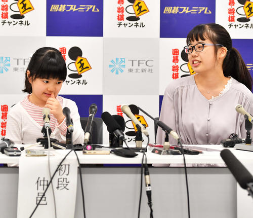 考えながらインタビューに答える10歳１カ月の仲邑菫初段（左）と対戦相手の大森らん初段（撮影・上田博志）