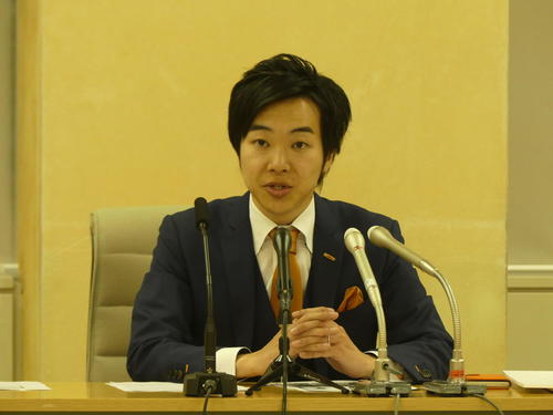 都庁で会見し、東京都北区長選への出馬を表明した音喜多駿都議（19年3月29日）