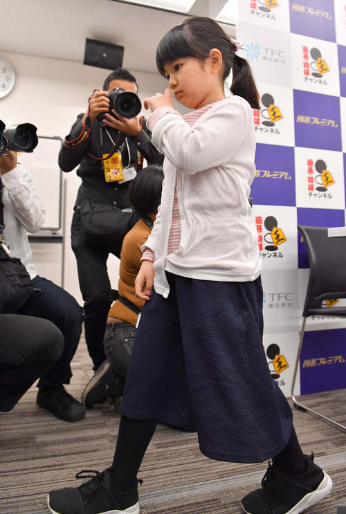 公式デビュー戦で敗れ悔しそうな表情で会見場を引き揚げる仲邑菫初段（撮影・上田博志）