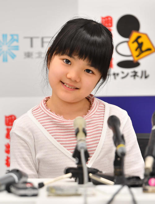 考えながらインタビューに答える10歳1カ月の仲邑菫初段（撮影・上田博志）