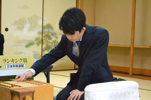 3組昇級をかけて高見泰地叡王と対戦した第32期竜王戦4組準決勝で初手を指す藤井聡太七段