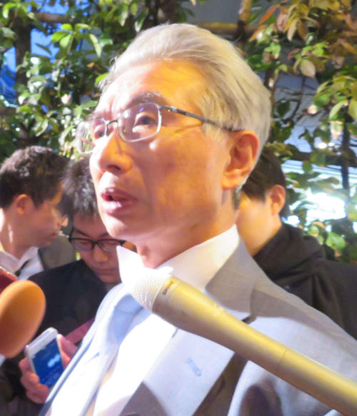 報道陣の取材に応じる弘中惇一郎弁護士（撮影・村上幸将）