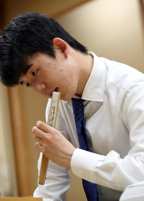高見泰地叡王との感想戦で扇子を口に当てる藤井聡太七段
