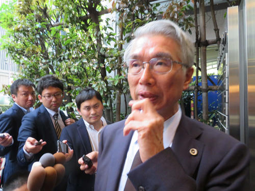 報道陣の取材に応じる弘中惇一郎弁護士（撮影・村上幸将）