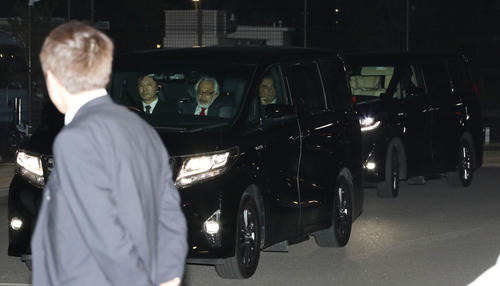 保釈され、ワゴン車の後部座席に乗って東京拘置所を出るカルロス・ゴーン被告（右）（撮影・林敏行）