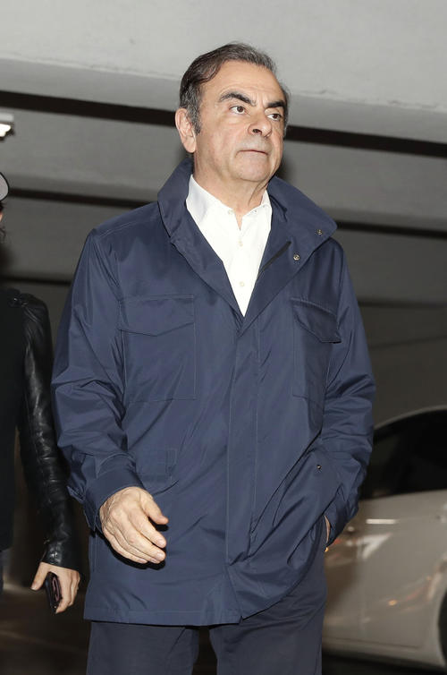 高野隆弁護士の事務所が入るビルから出る、前日産自動車会長カルロス・ゴーン被告（共同）