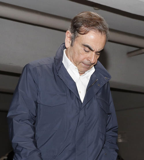 高野隆弁護士の事務所が入るビルから出る、前日産自動車会長カルロス・ゴーン被告（共同）
