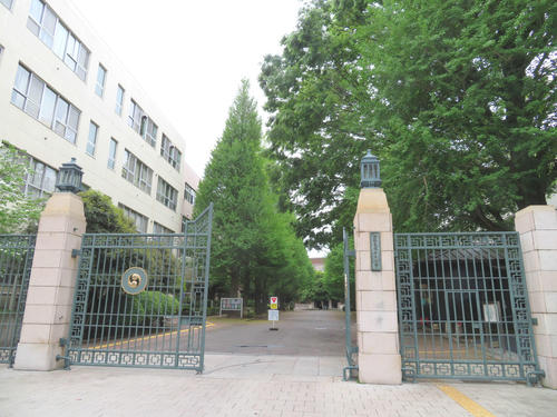 秋篠宮家の長男の悠仁さまが通われる付属中があるお茶の水女子大の正門（撮影・村上幸将）