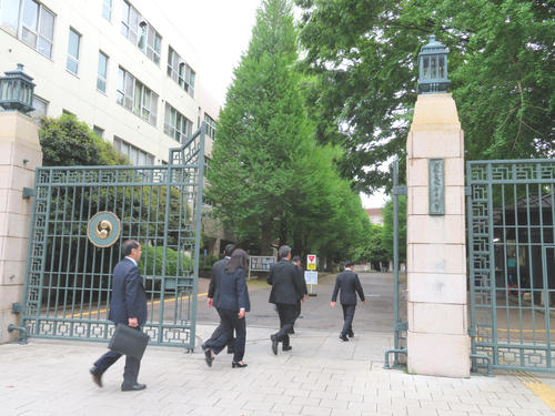 お茶の水女子大に入る捜査関係者とみられる面々（撮影・村上幸将）