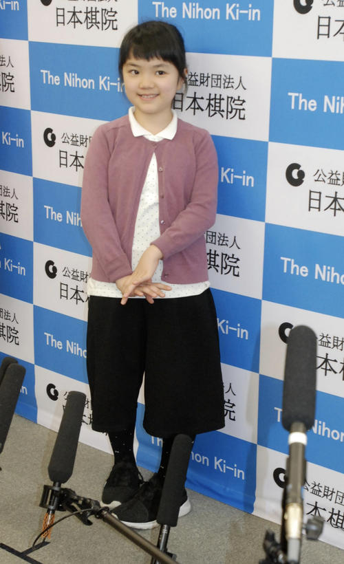 プロ初勝利に笑顔の仲邑菫初段（撮影・松浦隆司）