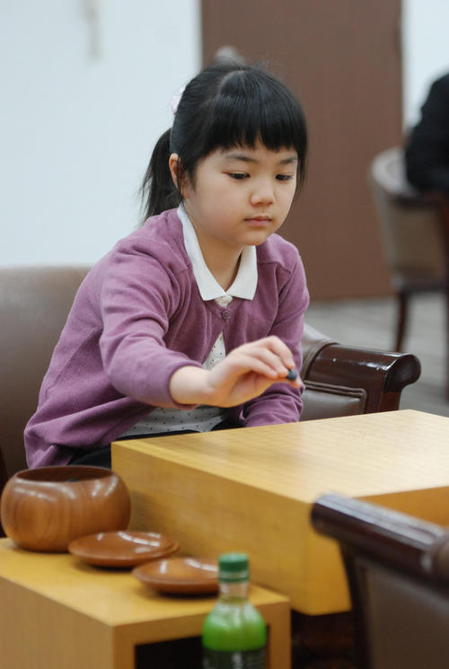 初手を打つ仲邑菫初段（撮影・松浦隆司）