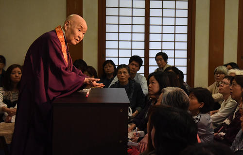 法話をする瀬戸内寂聴（撮影・奥田泰也）