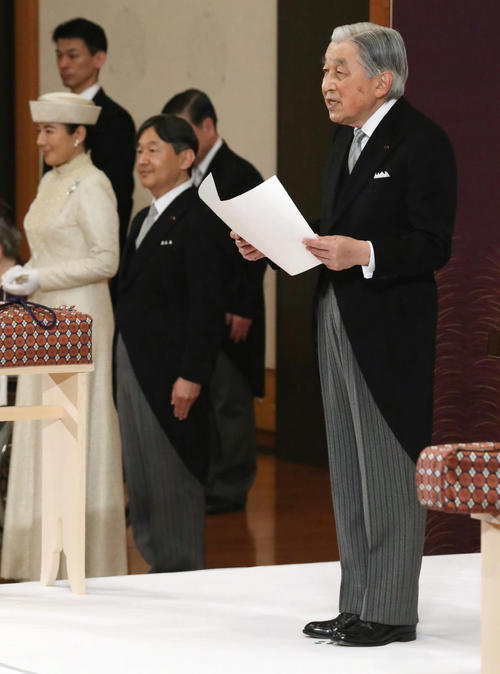 「退位礼正殿の儀」で、お言葉を述べられる天皇陛下と皇太子ご夫妻（代表撮影＝共同）