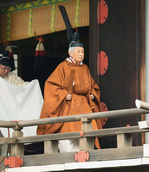「退位礼当日賢所大前の儀」を終えられた天皇陛下（代表撮影＝共同）