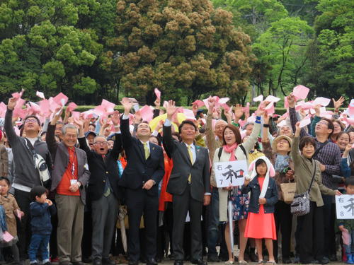 令和の人文字が完成し、上空に手を振る楠田大蔵太宰府市長（左から4人目）と小川洋福岡県知事（同5人目）（撮影・村上幸将）